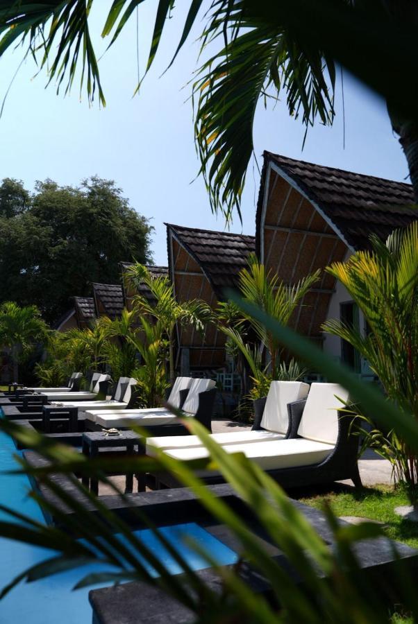Copacabana Gili Air Hotel Bagian luar foto